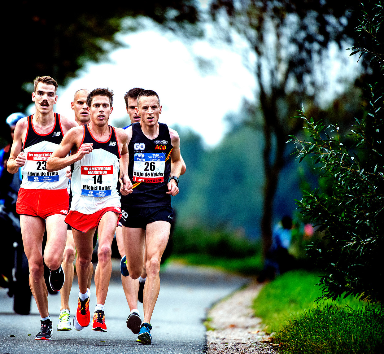 Met kramp in beide benen wordt Michel Butter Nederlands kampioen tijdens marathon van Amsterdam