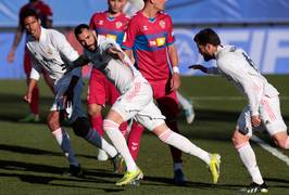 Real Madrid blijft dankzij wereldgoal Benzema in de titelrace