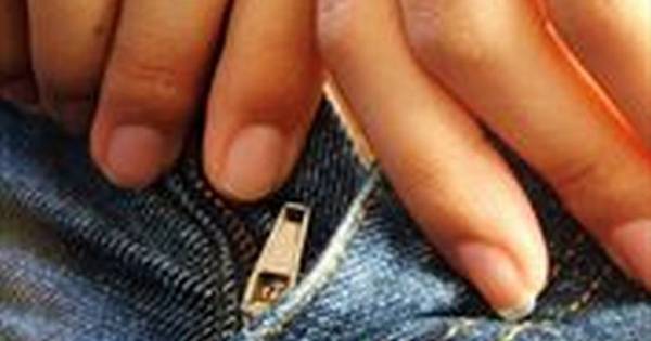 Jonge vrouw belaagd door potloodventer in Neerkant