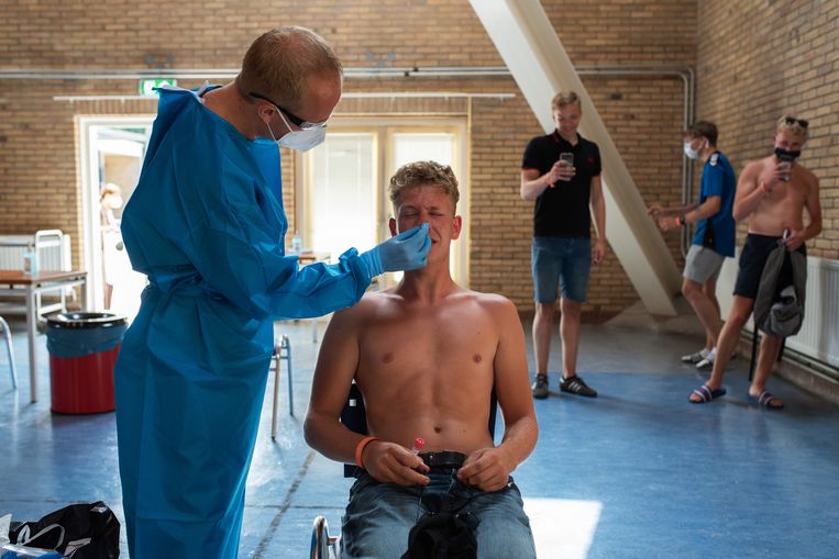 Live: Reizigers uit Nederland verplicht in zelfisolatie in VK | Coronatestdag Terschelling levert éé