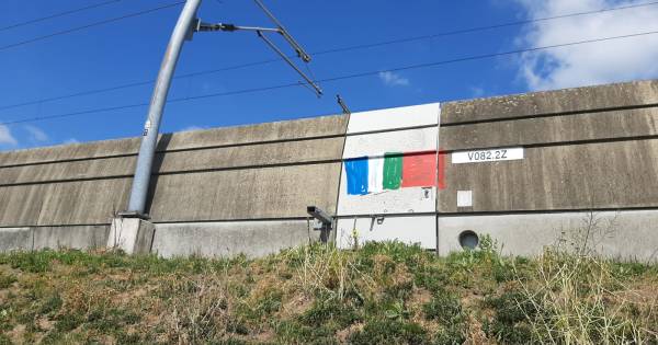 Molukse vierkleur uit protest ook halfstok op 4 mei - De Gelderlander