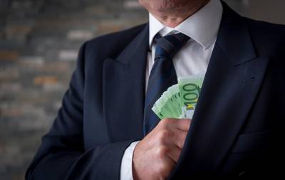 Voor omkoping vervolgde OM-medewerker voelt zich als paria behandeld