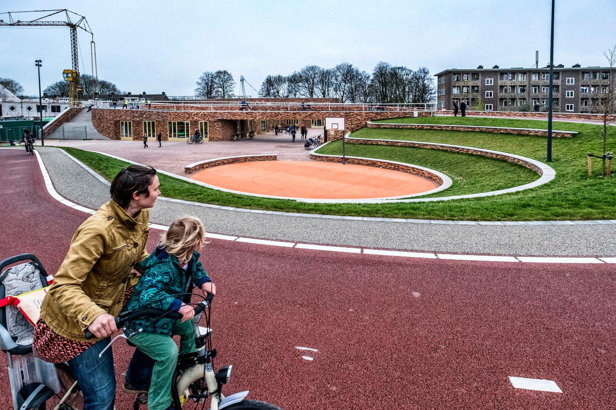 Eerste fietsers over Dafne Schippersbrug | De Volkskrant