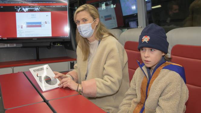 A12 volledig versperd na ongeval met gezinswagen | Ekeren | hln.be