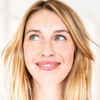 ‘Iedereen zomert’-reporter Margaux Bogaert (30): ‘Ik wéét dat ik een brave girl next door ben, dat vind ik geen belediging’