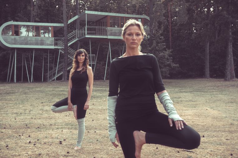 Ontwerpster Katrien Smets en actrice Hilde De Baerdemaeker in een campagnebeeld van hun eigen yogamerk Play Pauze, a natural connection. 