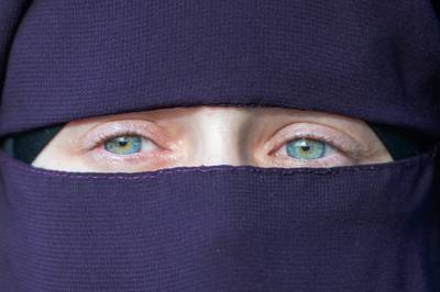 PVV: Pak vergunningen af van vervoersbedrijven die boerkaverbod negeren