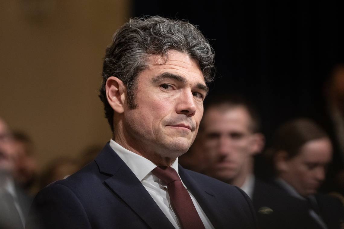 Wat zijn vrouw is overkomen, helpt verklaren waarom directeur terreurbestrijding Trump de rug toekeert