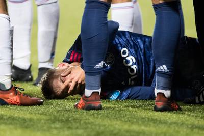 Cerny huilend en kermend naar de kant met 'zwaar knieletsel'