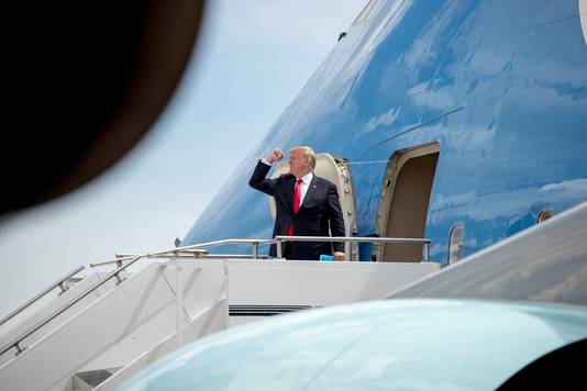 Le président Donald Trump embarquant à bord de l’Air Force One, pour un voyage vers Washington, le 30 mai.