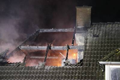 Twee mensen naar ziekenhuis door brand in Beugen