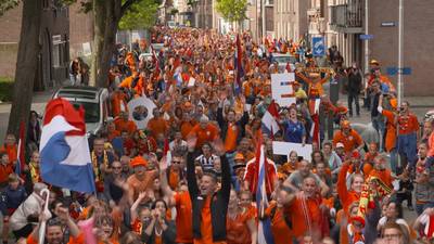 Oranjefans feesten er op los in Tilburg