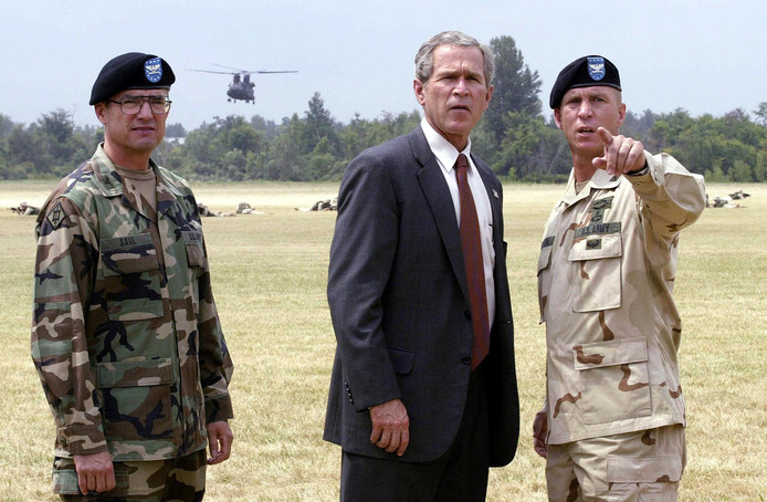 Archiefbeeld (2002): De toenmalige president van de Verenigde Staten, George W. Bush, woont een militaire oefening bij