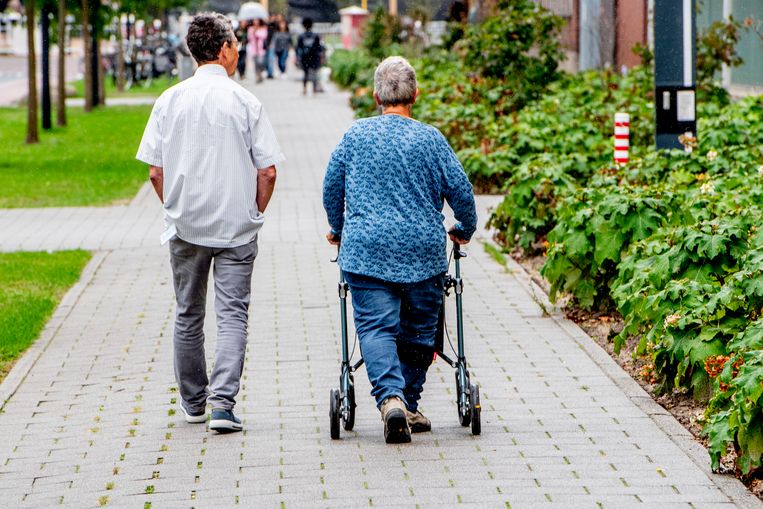 Mantelzorger misbruikte positie door enorme bedragen te pinnen - Trouw