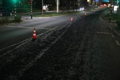 Vrachtwagen verliest al rijdend heet asfalt in Nijmegen: meerdere wegen dicht