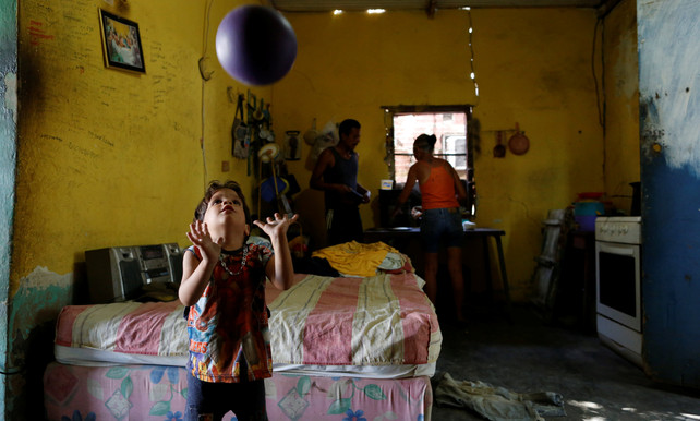 Emmanuel Cuauro, 4, speelt met een bal in de woning van zijn moeder Zulay Pulgar. Zulay zag zich genoodzaakt een van haar kinderen af te staan. ©REUTERS