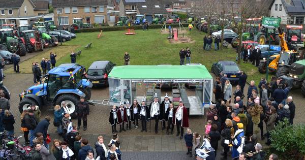 Tractoren bezetten plein in Oeffelt...voor carnaval | Boxmeer - De Gelderlander