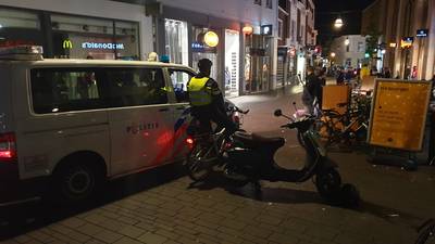 Veel politie op de been in centrum Enschede na aanrijding politieagente