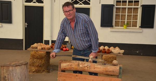 Leren hoe je met de hand klompen maakt bij Carel Jeuken - BD.nl