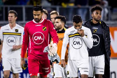 Boze NAC-supporters wachten spelersbus op in Zundert