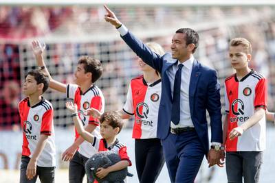 Van Bronckhorst krijgt eigen tribune op Varkenoord