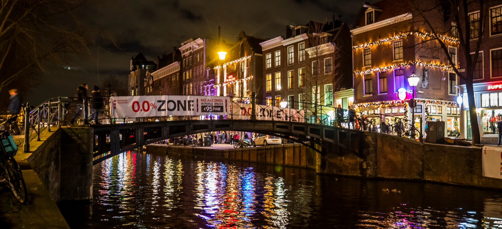 Handhaver mishandeld op de Wallen Foto AD.nl