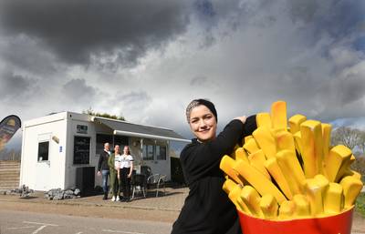 Gratis frikandel van De Kwast voor filerijders: ‘We gingen met schalen vol naar buiten’