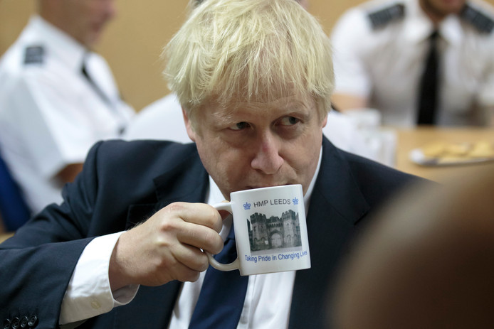 Boris Johnson tijdens een bezoek aan een gevangenis in Leeds eerder deze week, waar hij koffie dronk uit een mok van de gevangenis.