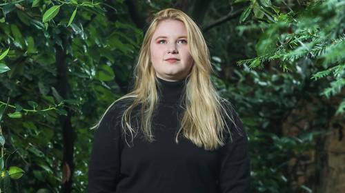 Kyra Gantois (21) zet studies stop om voor zieke pleegoma te zorgen: “Geen geld of tijd meer voor grote idealen”