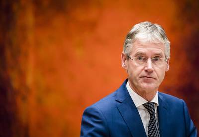 Slob waarschuwt: Geld publieke omroep bijna op