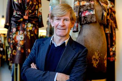 Bestelbus vernietigt Nijmeegse etalage Addy van den Krommenacker