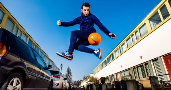 Soufiane Touzani biedt bal, liefde en aandacht | Sport - PZC