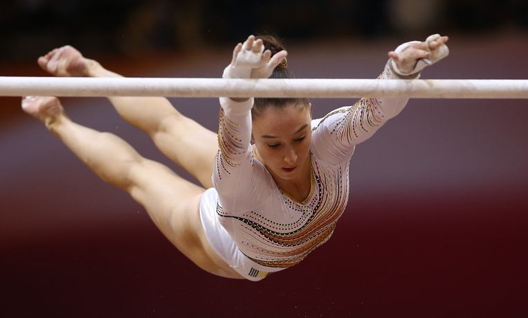 Nina Derwael verovert goud in Doha op brug met ongelijke ...