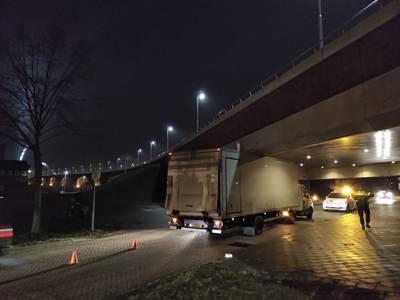 Vrachtwagen rijdt zich klem onder tunnel in Nijmegen