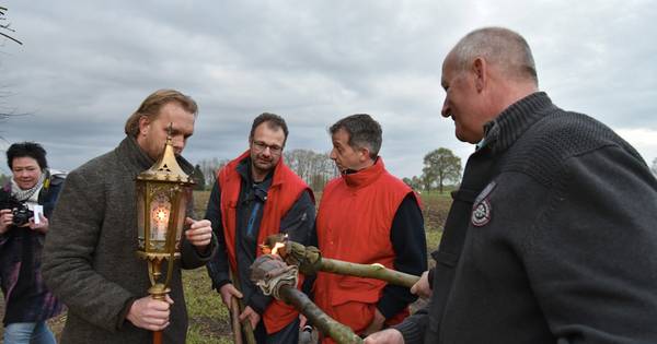 Het paasvuur komt in Zieuwent uit de kerk, Meddo heeft vuurwerk - De Gelderlander