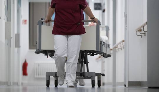 ‘De artsen hebben volgens mij nooit haar hele dossier gelezen’: deze ouders van pubers in transitie trekken aan de alarmbel