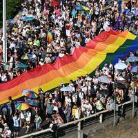 Tienduizenden op eerste Pride in Boedapest sinds vertrek Orban: ‘De wind van verandering waait door deze grote natie’
