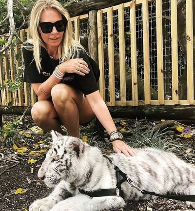 Ellemieke Vermolen bekritiseerd om foto met witte tijgerwelp