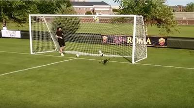 Strootman legt het in drone-challenge af tegen Cafu