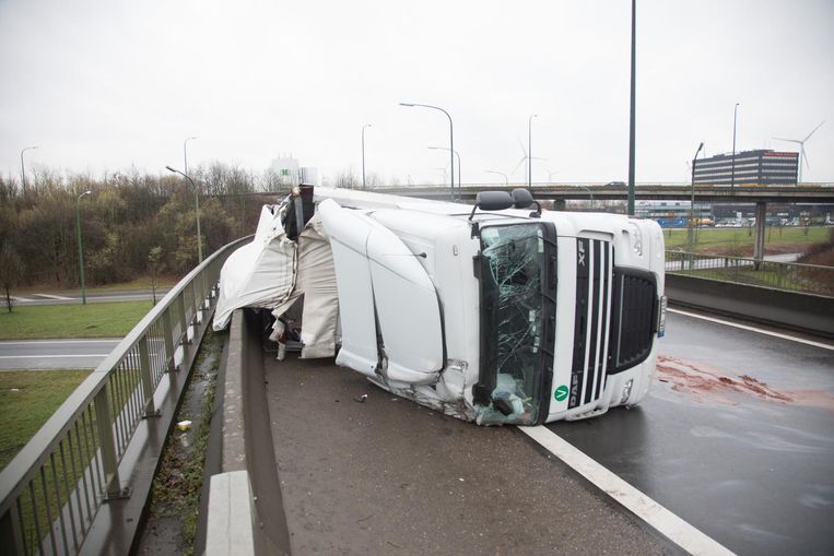 De gekantelde vrachtwagen.
