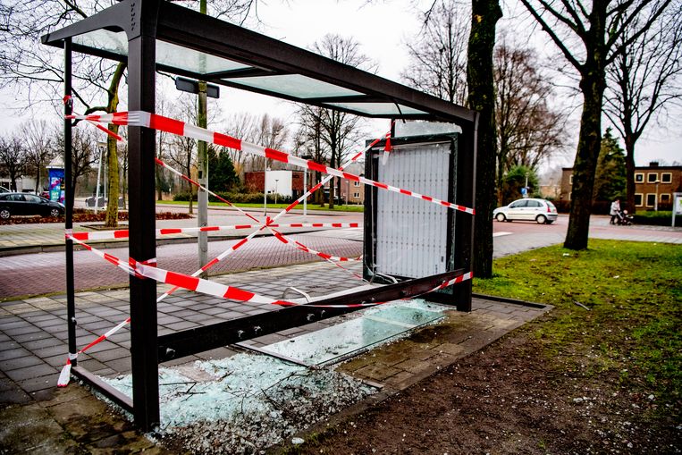 Een door vuurwerk vernield bushokje in Amsterdam. Beeld ANP