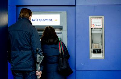 In Rhenen komt bijna geen geld meer uit de muur