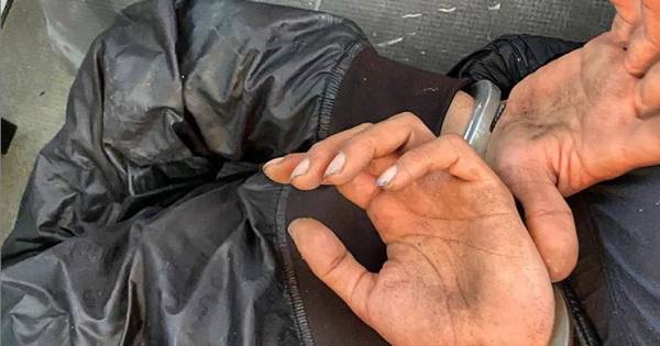 Voorbijganger in Vlaardingen steekt vrouw in scootmobiel in haar nek; verdachte (24) is door de politie aangehouden. .