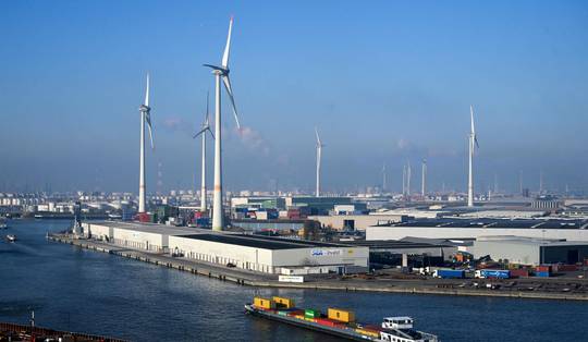 ‘Haven gaat volledig op slot’: scheepvaart naar Antwerpen en Zeebrugge straks volledig geblokkeerd door staking