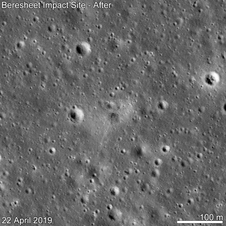 In december was er nog niets te zien op de maanoppervlakte. Na de crash verscheen er een witte vlek.