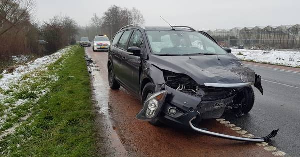Vrouw gewond bij botsing tussen auto en bestelbus in Deest