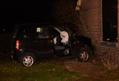 Auto mist bocht en rijdt tegen gevel van woning in Hummelo