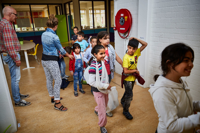 Kinderen op de school van het azc in Beverwaard.