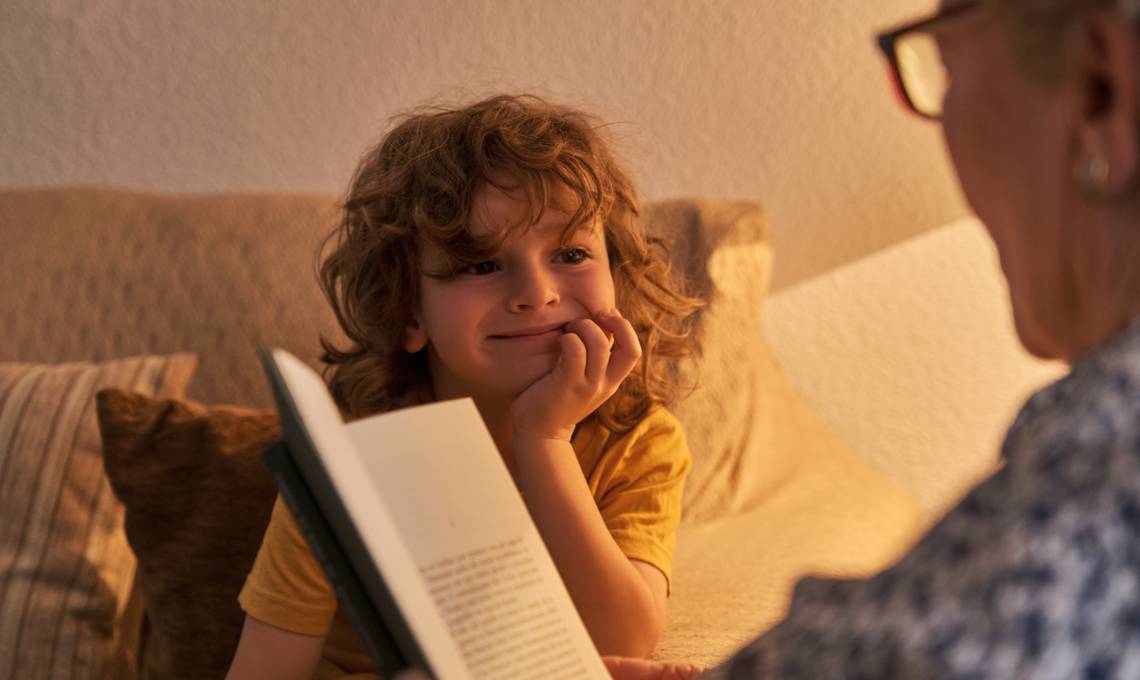 Opa’s en oma’s opgelet: dít is waarom jullie zo goed kunnen voorlezen