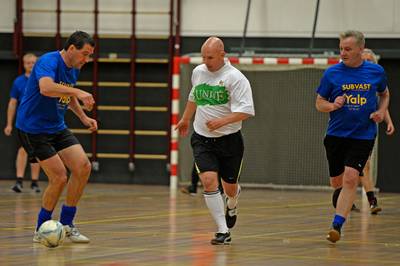 Voetbal met een glimlach in sporthal de Mossendam in Goor